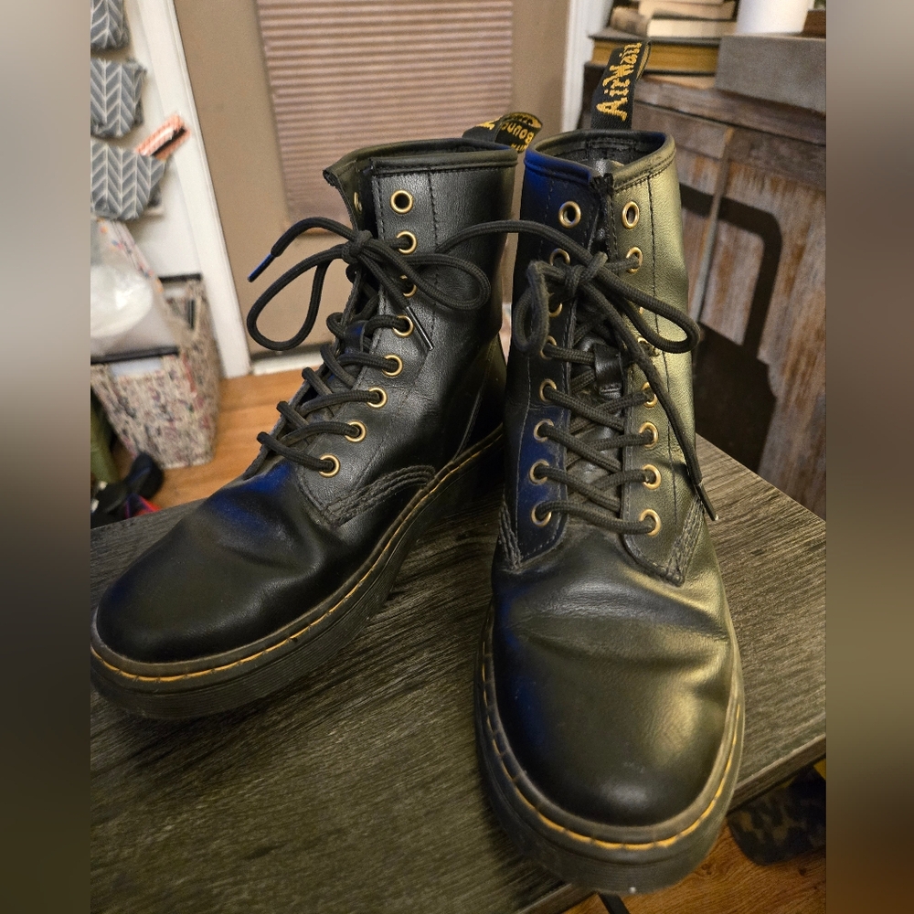 Men's Dr. Martens Zavala Combat Boots Size 6 Mens/ 7 Womans